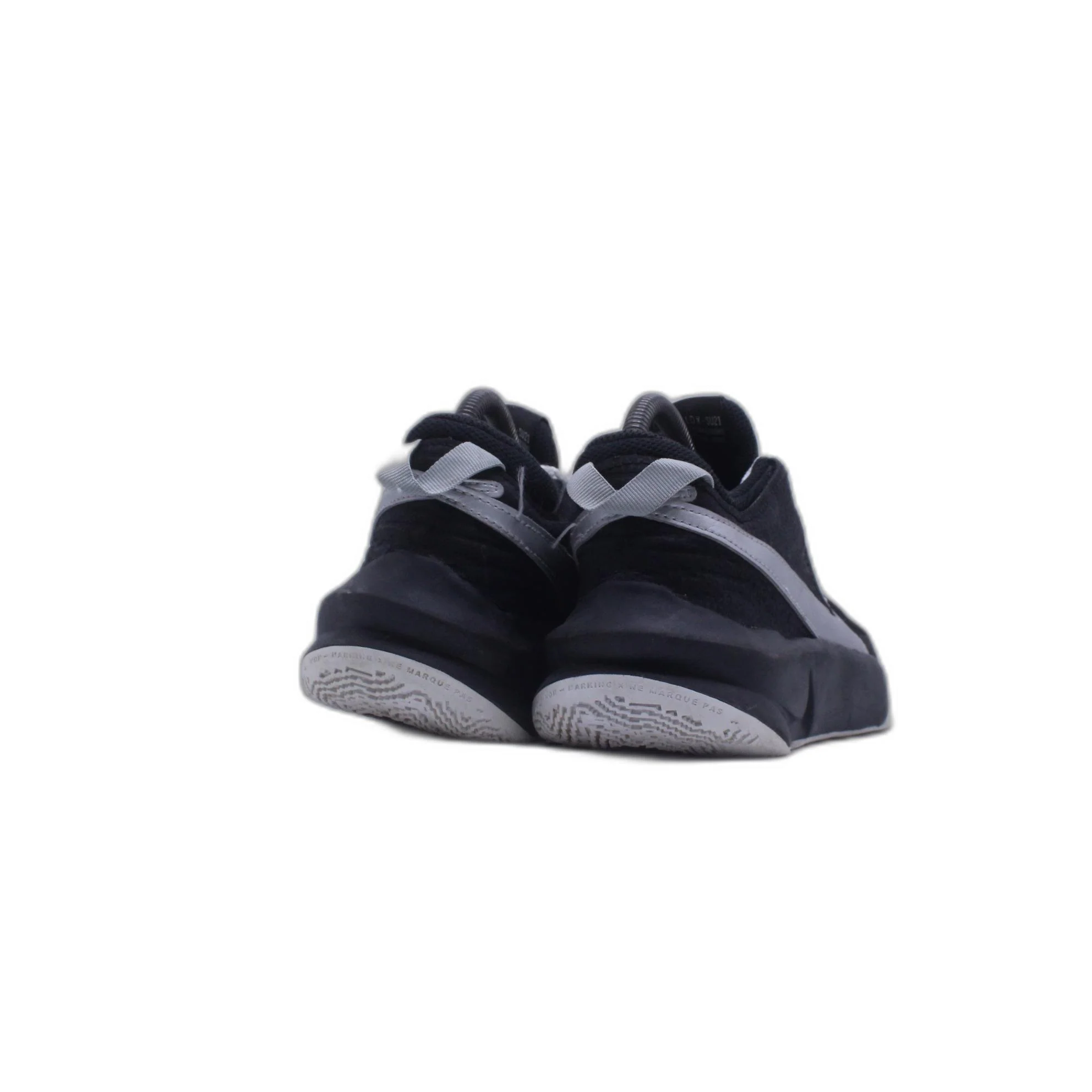 NIKE TEAM HUSTLE D 10 Youth Basketball Black Shoe - Image 4